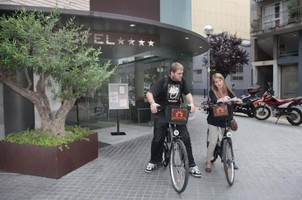 马达尼斯里塞奥酒店 略夫雷加特河畔奥斯皮塔莱特 外观 照片